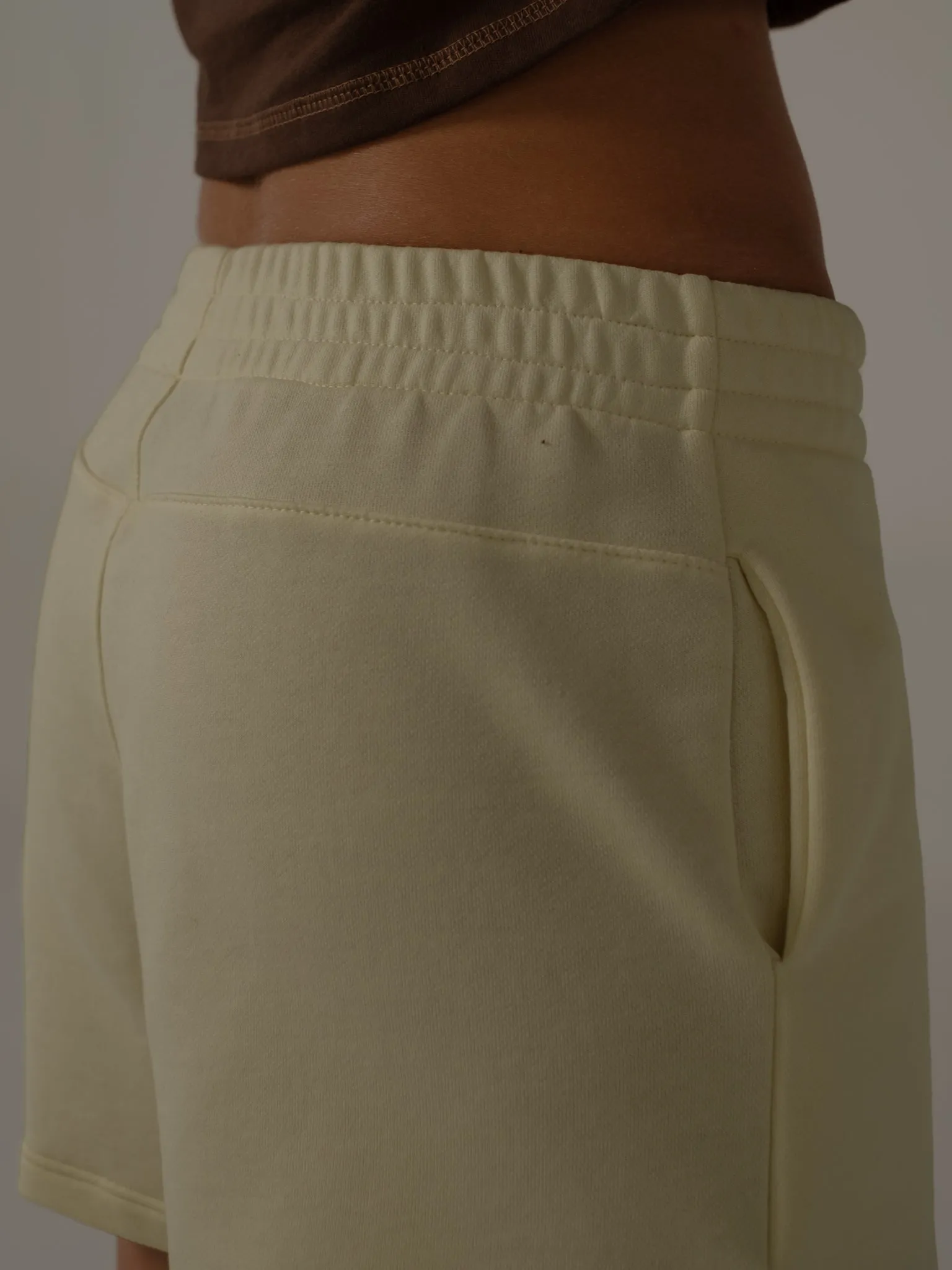BOXY SPORTY SHORT  - CREAMY
