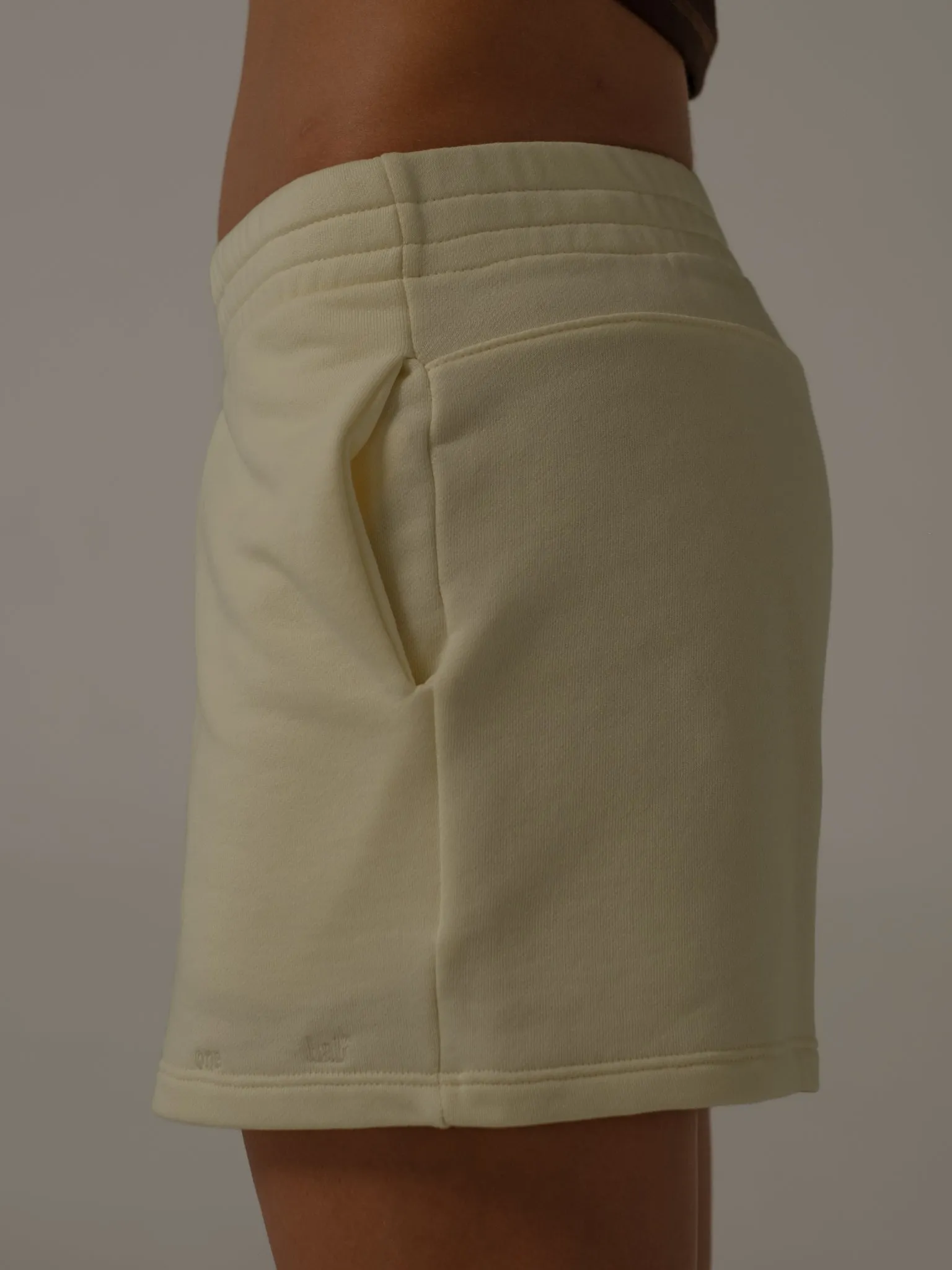 BOXY SPORTY SHORT  - CREAMY