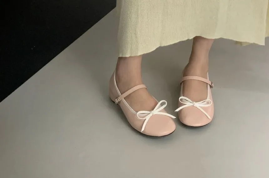 Chunky Heel Bow Accent Contrast Trim Faux Leather Mary Jane Pumps
