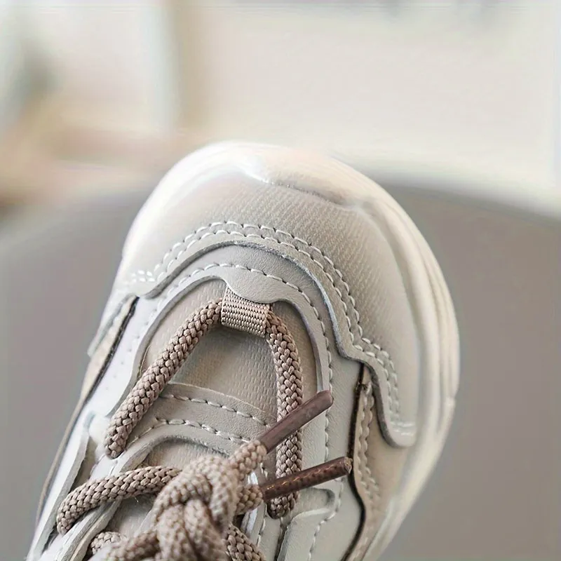 Nova Maverick Sneakers