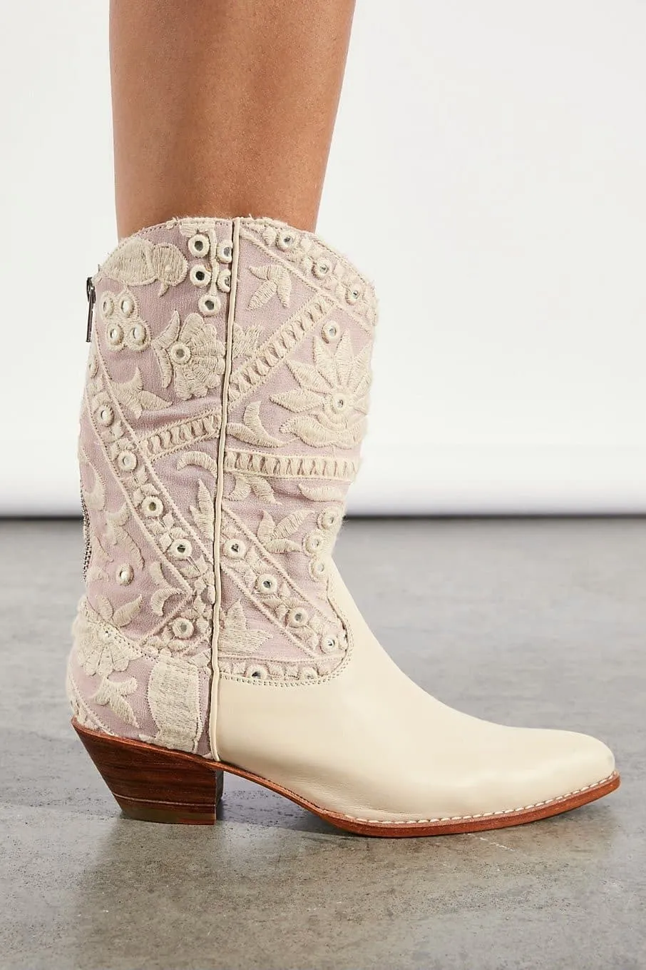 SELINA EMBROIDERED WESTERN BOOTS ( VINTAGE PINK)