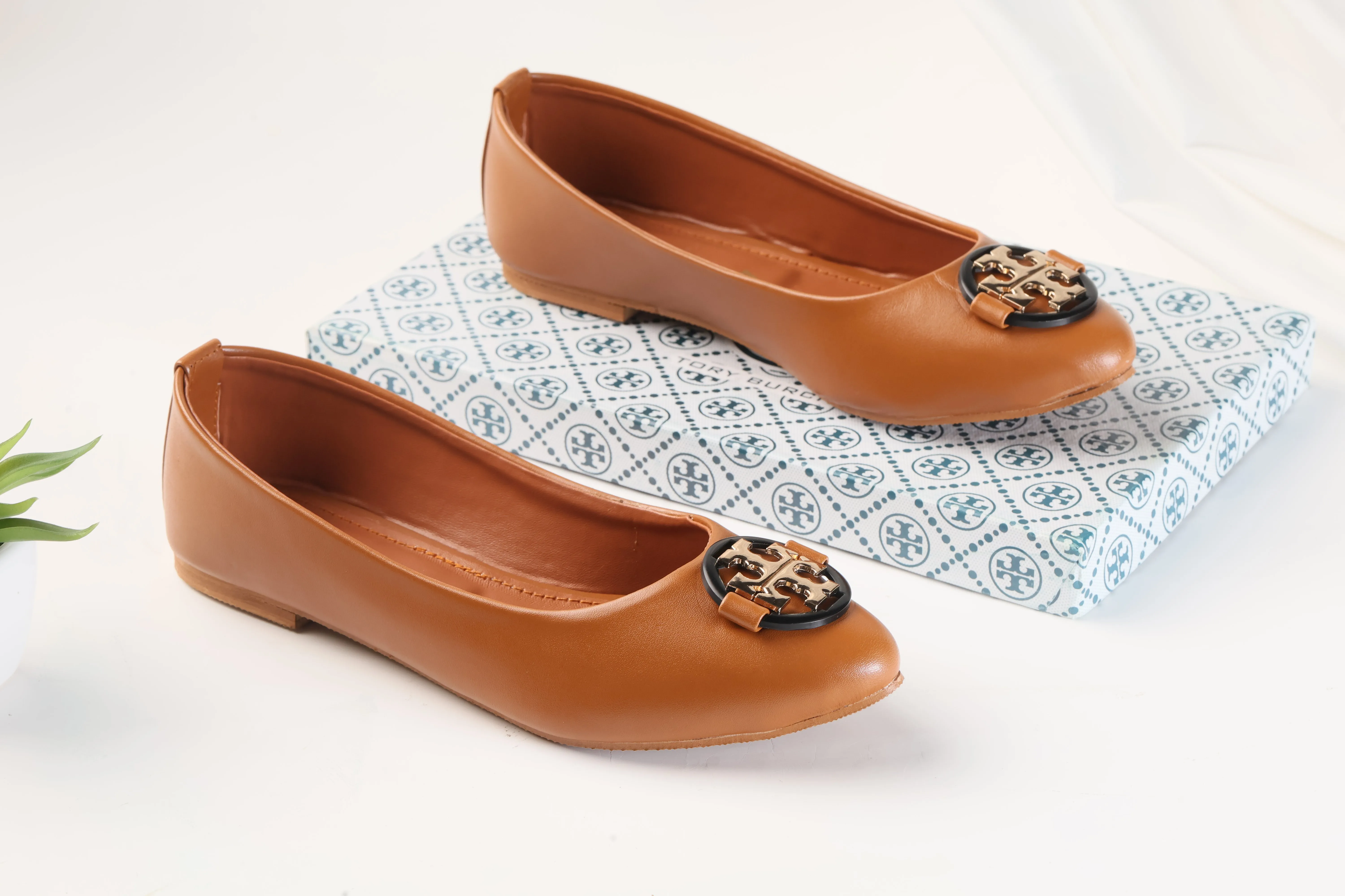 TORY BURCH CLAIRE BALLET FLAT PUMPS - BROWN